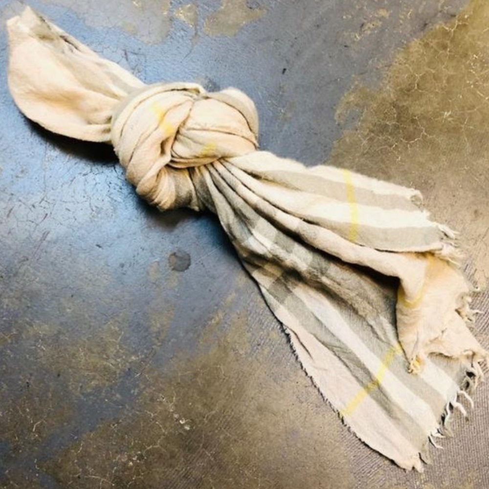 authentic BURBERRY oversized light weight SCARF - Picture 7 of 12